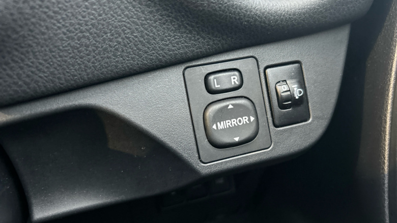 Toyota Yaris 1.5 VVT-i Design 5dr Petrol Hatchback